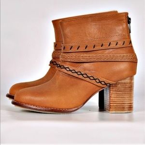 ELF NWT Camel Wanderer Boho Style  Handmade Leather Boots Size 6